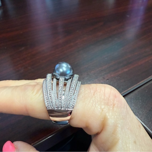 Avon Fiorella Silvertone Ring with Dark grey Pearl Accent size large vintage NIB - Picture 6 of 7